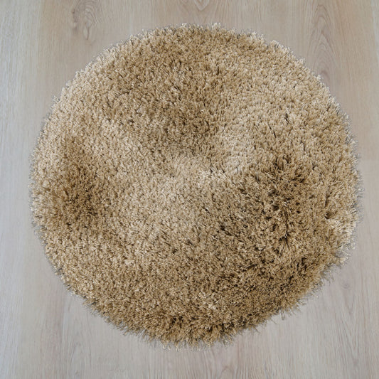 Poly Circle vloerkleed rond in champignon, gemaakt van polyester – Studio Sisté – sfeerfoto