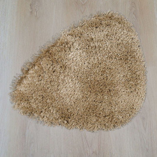 Poly Pebble vloerkleed in organische vorm, kleur champignon, gemaakt van polyester – Studio Sisté