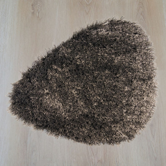 Poly Pebble vloerkleed in organische vorm, kleur charcoal, gemaakt van polyester – Studio Sisté