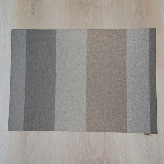 Limited 07 rechthoekig vloerkleed in naturel grijs en beige, gemaakt van restgaren – Studio Sisté