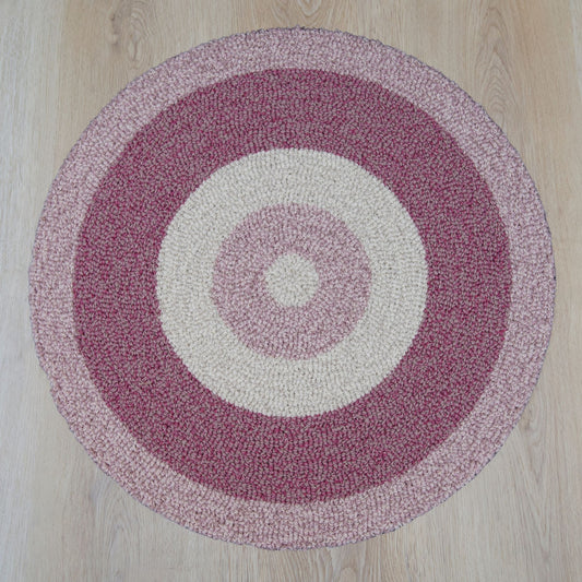 Blush rond vloerkleed in roze tint, gemaakt van gerecyclede wol – Studio Sisté – sfeerfoto