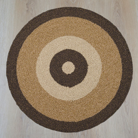 Espresso rond vloerkleed in warme bruine tint, gemaakt van gerecyclede wol – Studio Sisté – sfeerfoto