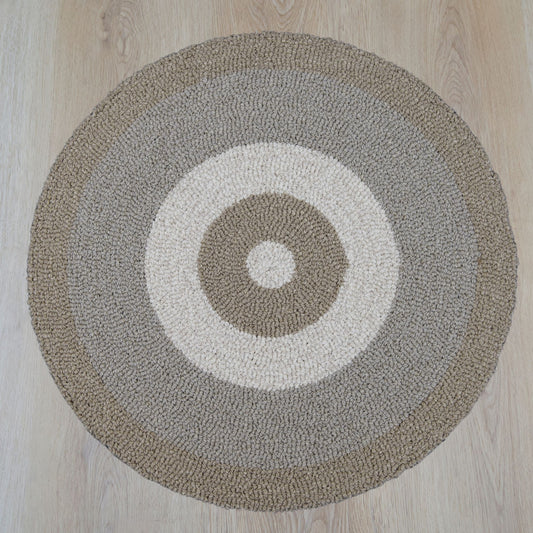Neutral Muse rond vloerkleed in neutrale tinten, gemaakt van gerecyclede wol – Studio Sisté – sfeerfoto