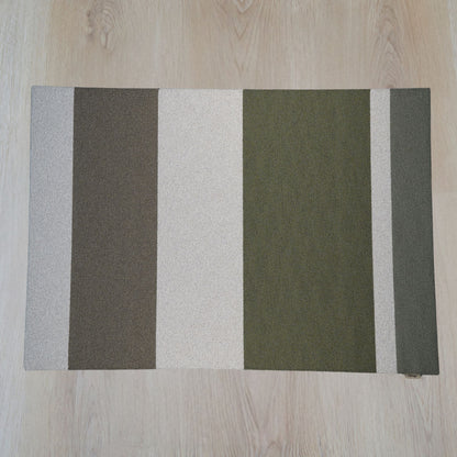 Limited 06 rechthoekig vloerkleed in diep flessengroen, gemaakt van restgaren – Studio Sisté