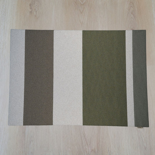 Limited 06 rechthoekig vloerkleed in diep flessengroen, gemaakt van restgaren – Studio Sisté