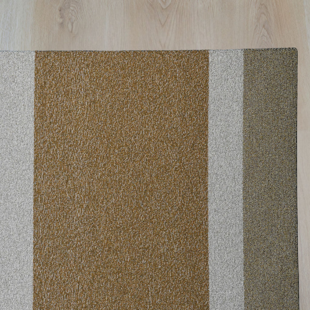 Limited 08 rechthoekig vloerkleed in mosterdgeel met accentkleuren, gemaakt van restgaren – Studio Sisté – sfeerfoto