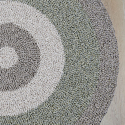 Sage rond vloerkleed in zachte grijsgroene tint, gemaakt van gerecyclede wol – Studio Sisté – sfeerfoto