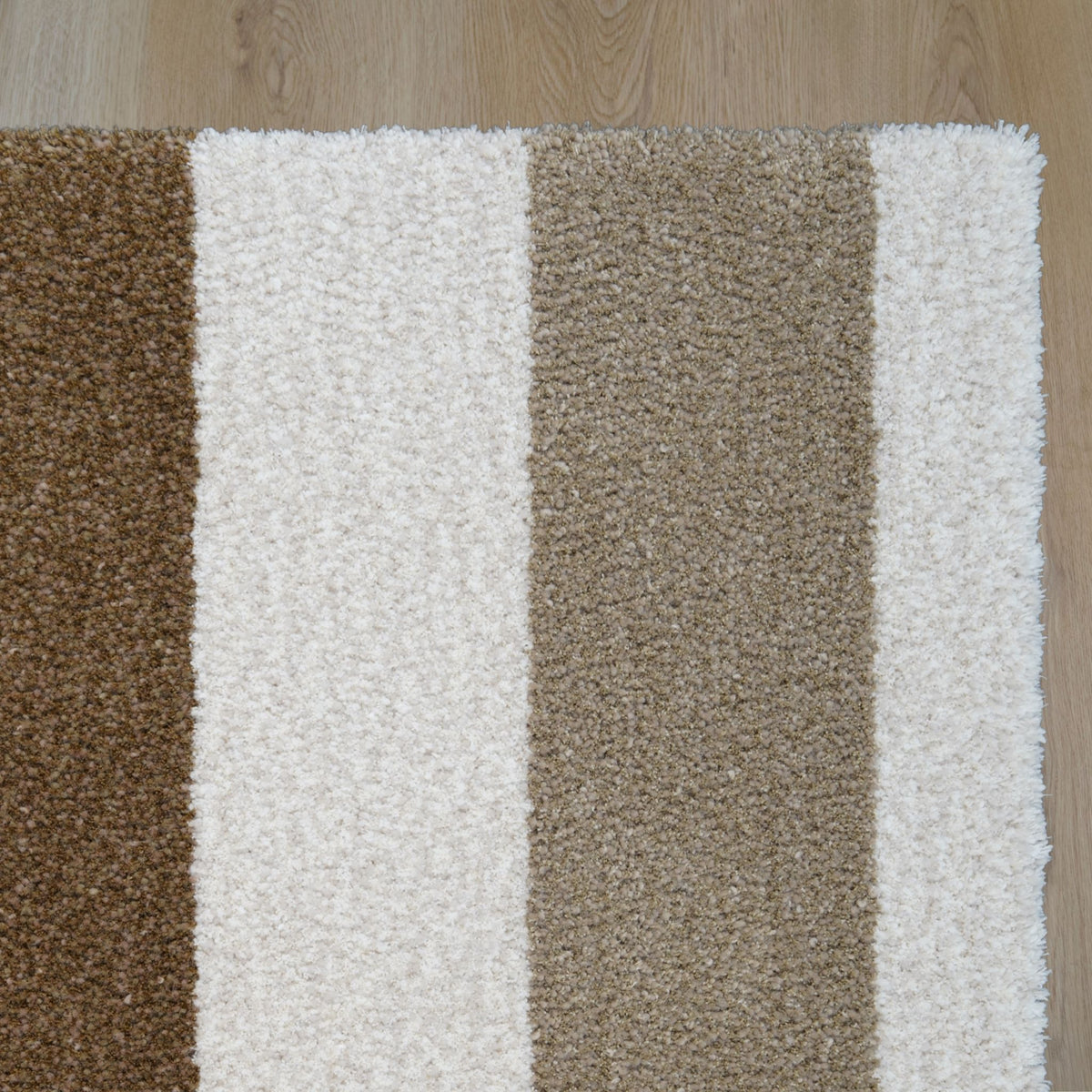 Mokka rechthoekig vloerkleed in crème, beige en mokka, gemaakt van gerecyclede wol – Studio Sisté – sfeerfoto