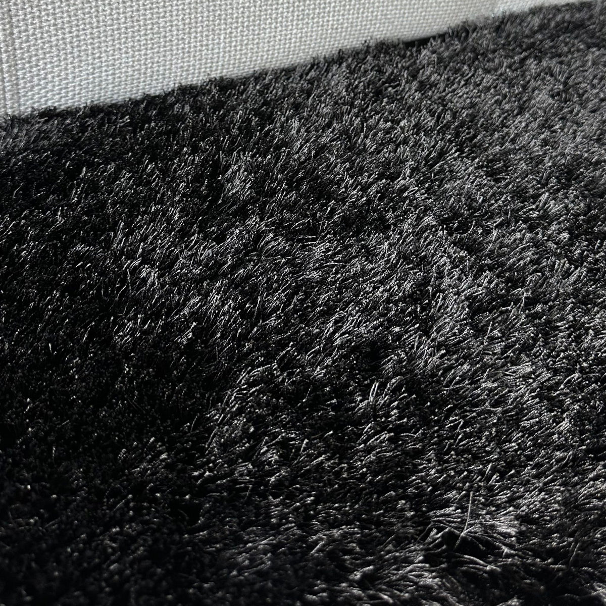 Close-up van de pool van een Poly vloerkleed in charcoal, gemaakt van polyester – Studio Sisté