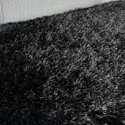 Close-up van de pool van een Poly vloerkleed in charcoal, gemaakt van polyester – Studio Sisté