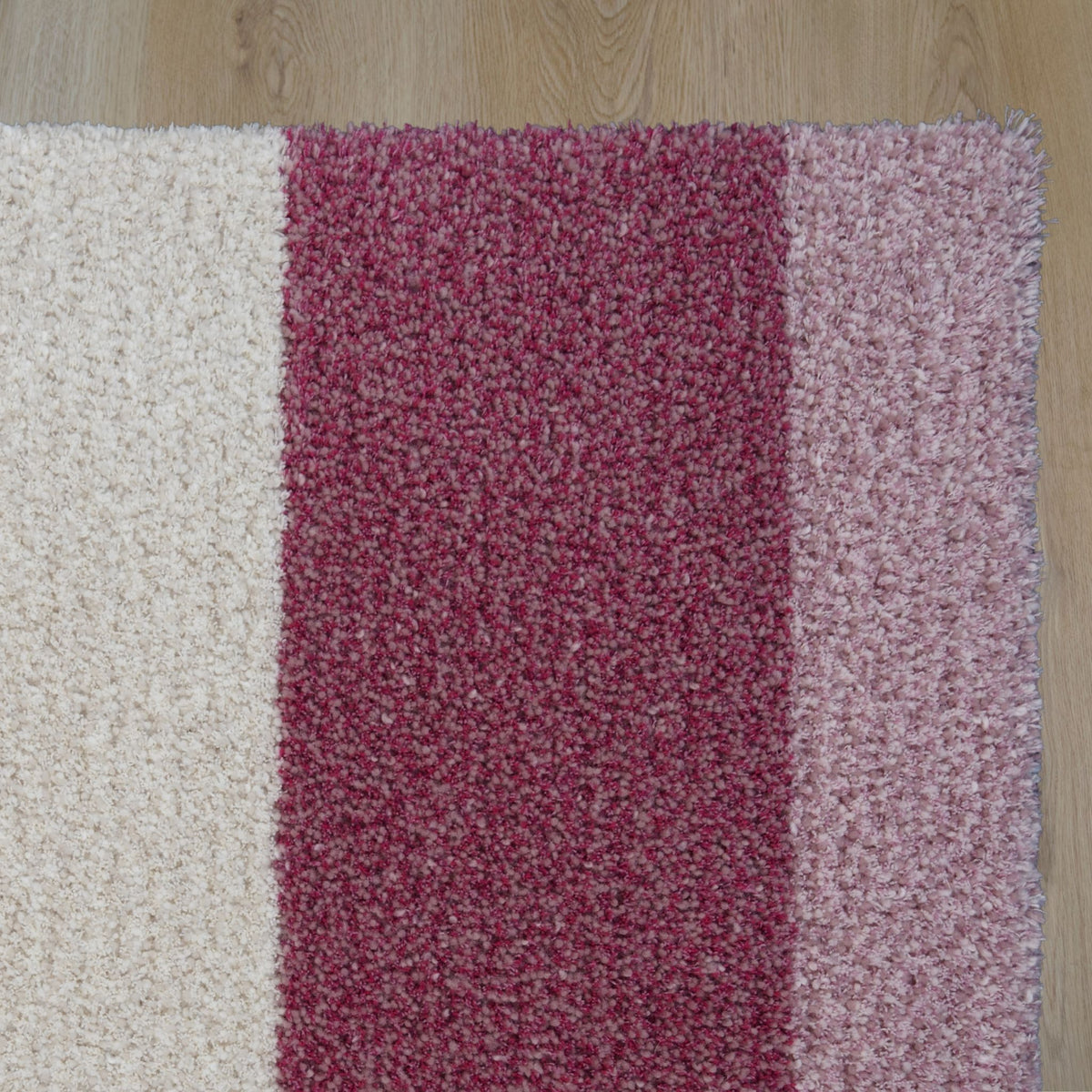 Blush rechthoekig vloerkleed in roze tinten, gemaakt van gerecyclede wol – Studio Sisté – sfeerfoto 2