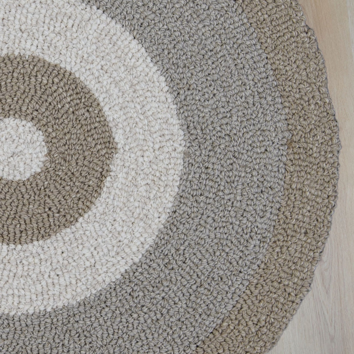 Neutral Muse rond vloerkleed in neutrale tinten, gemaakt van gerecyclede wol – Studio Sisté – sfeerfoto 2