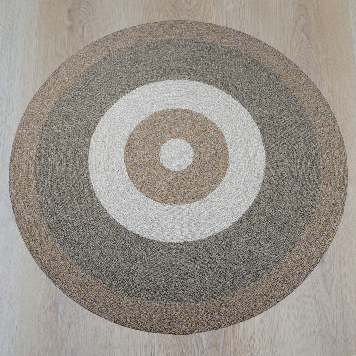 Limited 02 rond vloerkleed in wit, camel en zand, gemaakt van restgaren – Studio Sisté