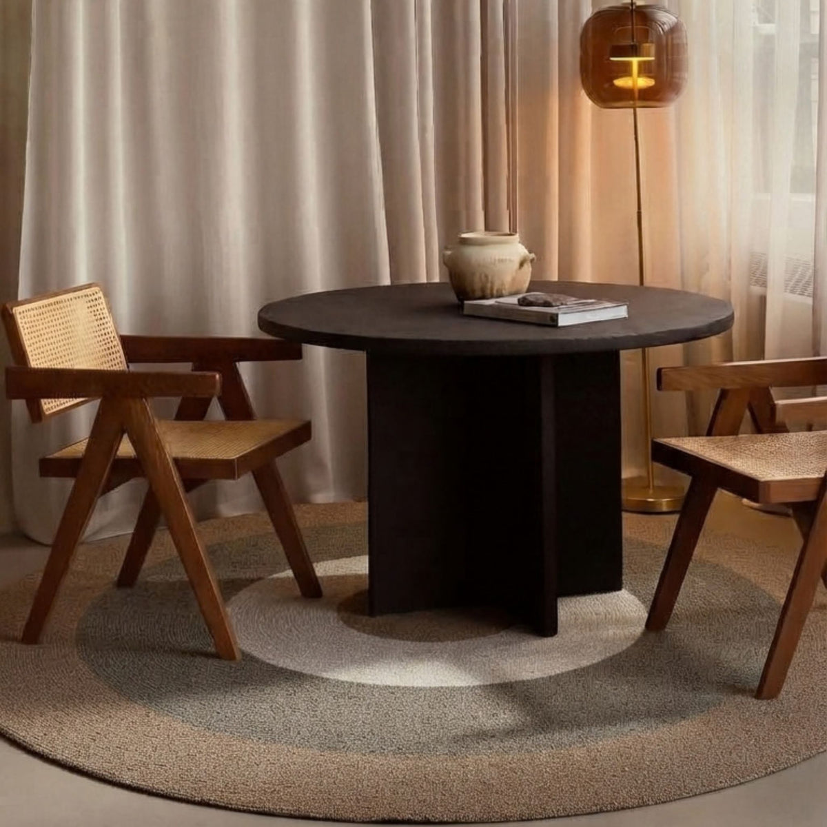 Limited 02 rond vloerkleed in wit, camel en zand in een interieur, visualisatie – Studio Sisté