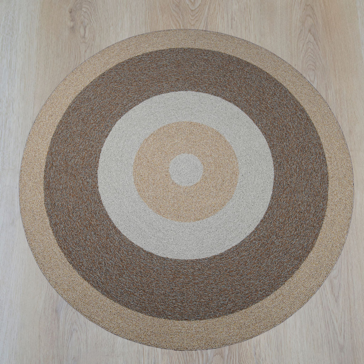 Limited 03 rond vloerkleed in milk, mokka en espresso tinten, gemaakt van restgaren – Studio Sisté