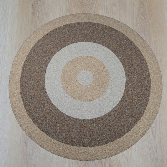 Limited 03 rond vloerkleed in milk, mokka en espresso tinten, gemaakt van restgaren – Studio Sisté