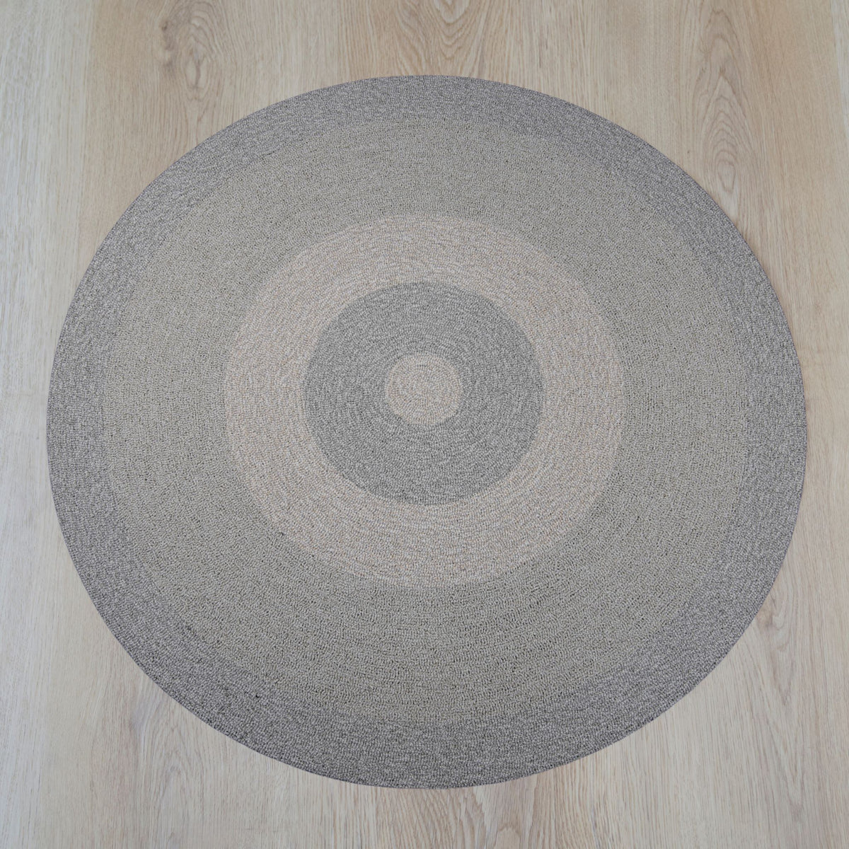 Limited 04 rond vloerkleed in grijs-beige (greige), gemaakt van restgaren – Studio Sisté