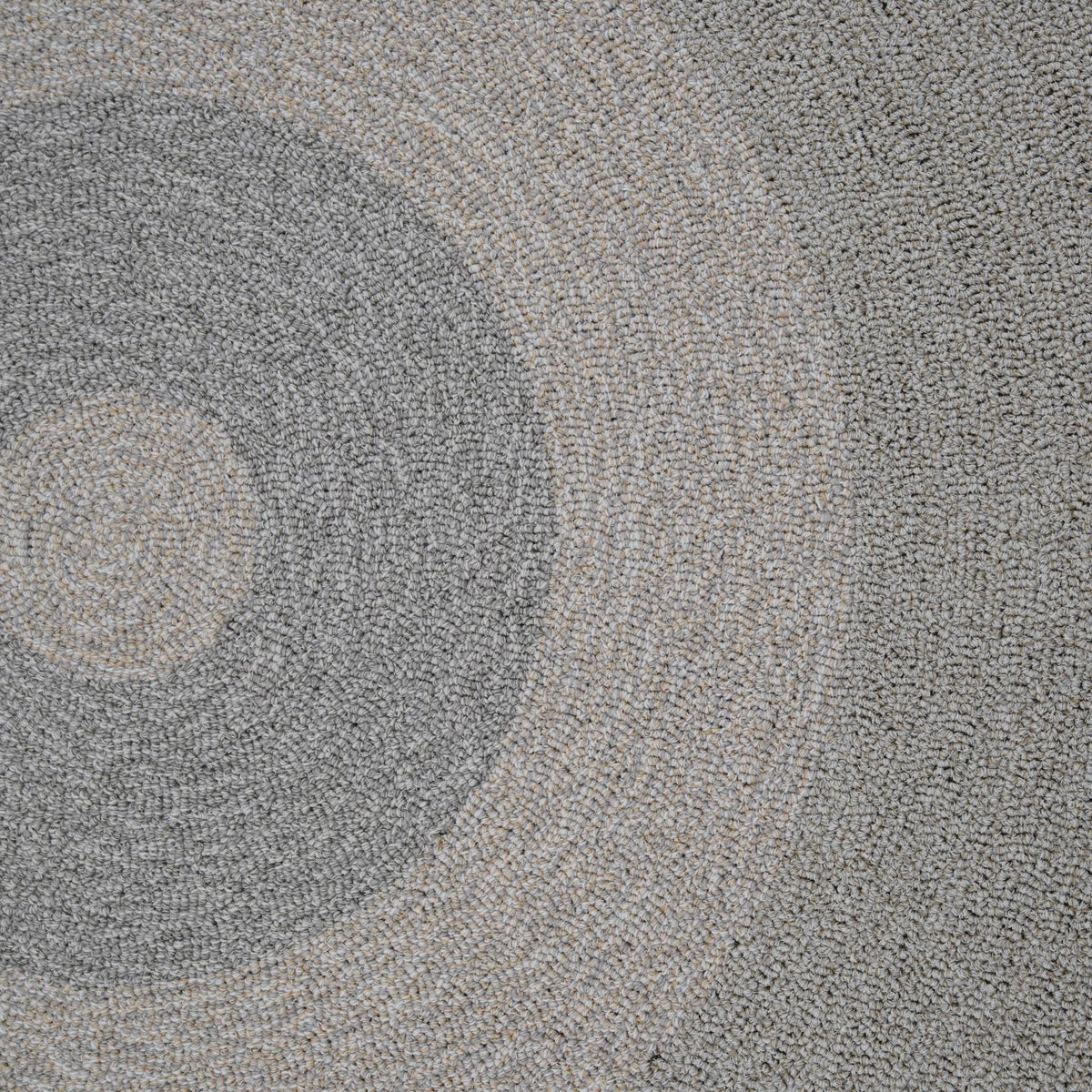 Limited 04 rond vloerkleed in grijs-beige (greige), gemaakt van restgaren – Studio Sisté – sfeerfoto