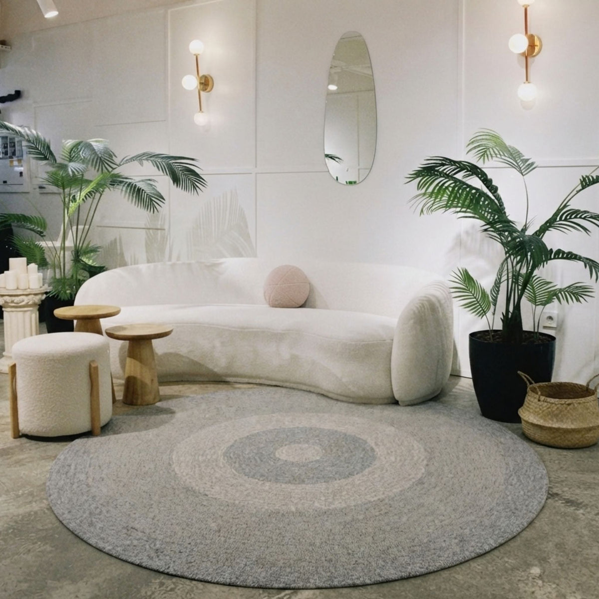 Limited 04 rond vloerkleed in grijs-beige (greige) in een interieur, visualisatie – Studio Sisté