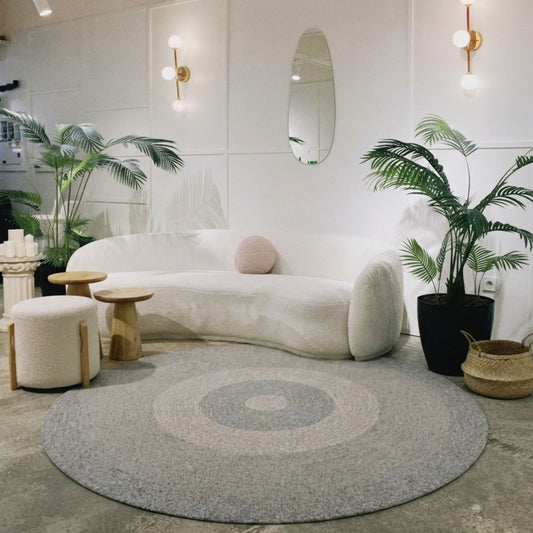 Limited 04 rond vloerkleed in grijs-beige (greige) in een interieur, visualisatie – Studio Sisté