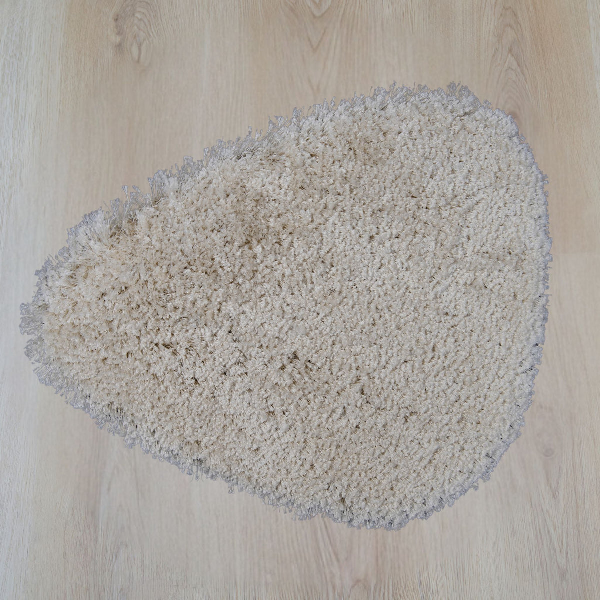 Poly Pebble vloerkleed in organische vorm, kleur cream, gemaakt van polyester – Studio Sisté