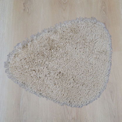 Poly Pebble vloerkleed in organische vorm, kleur cream, gemaakt van polyester – Studio Sisté