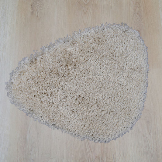 Poly Pebble vloerkleed in organische vorm, kleur cream, gemaakt van polyester – Studio Sisté