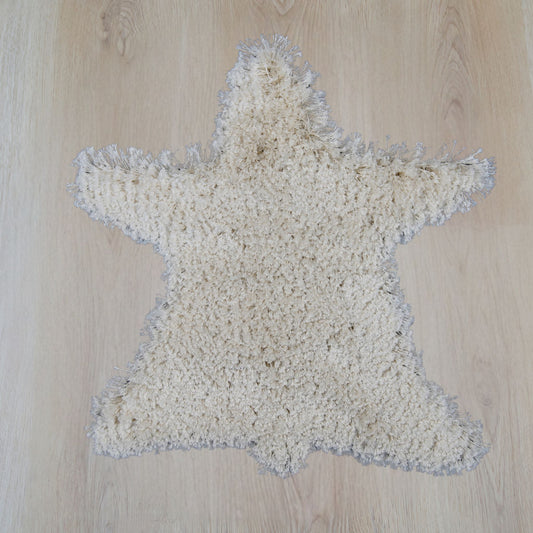 Poly Teddy vloerkleed in beervorm, kleur cream, gemaakt van polyester – Studio Sisté