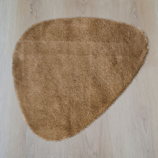Poly Pebble vloerkleed in organische vorm, kleur sand, gemaakt van polyester – Studio Sisté