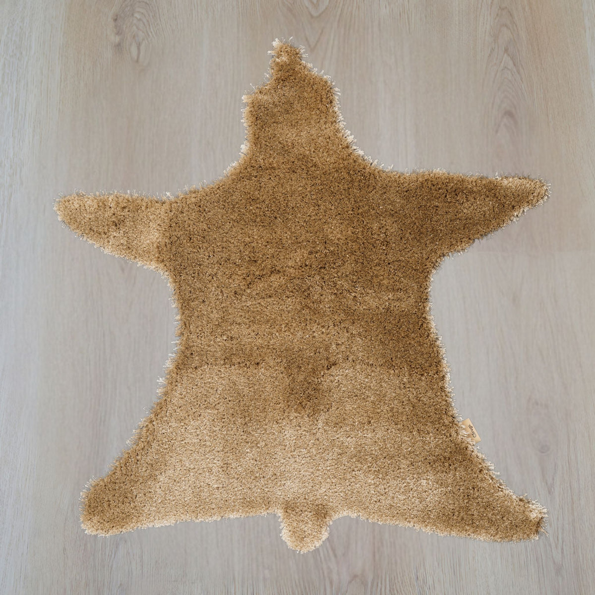 Poly Teddy vloerkleed in beervorm, kleur sand, gemaakt van polyester – Studio Sisté