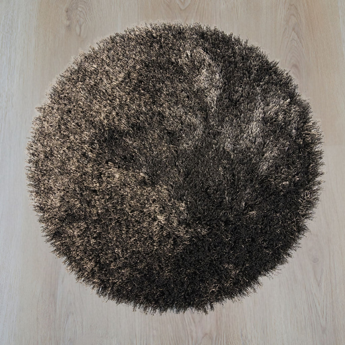 Poly Circle vloerkleed rond in charcoal, gemaakt van polyester – Studio Sisté – sfeerfoto