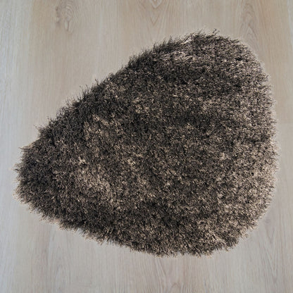 Poly Pebble vloerkleed in organische vorm, kleur charcoal, gemaakt van polyester – Studio Sisté