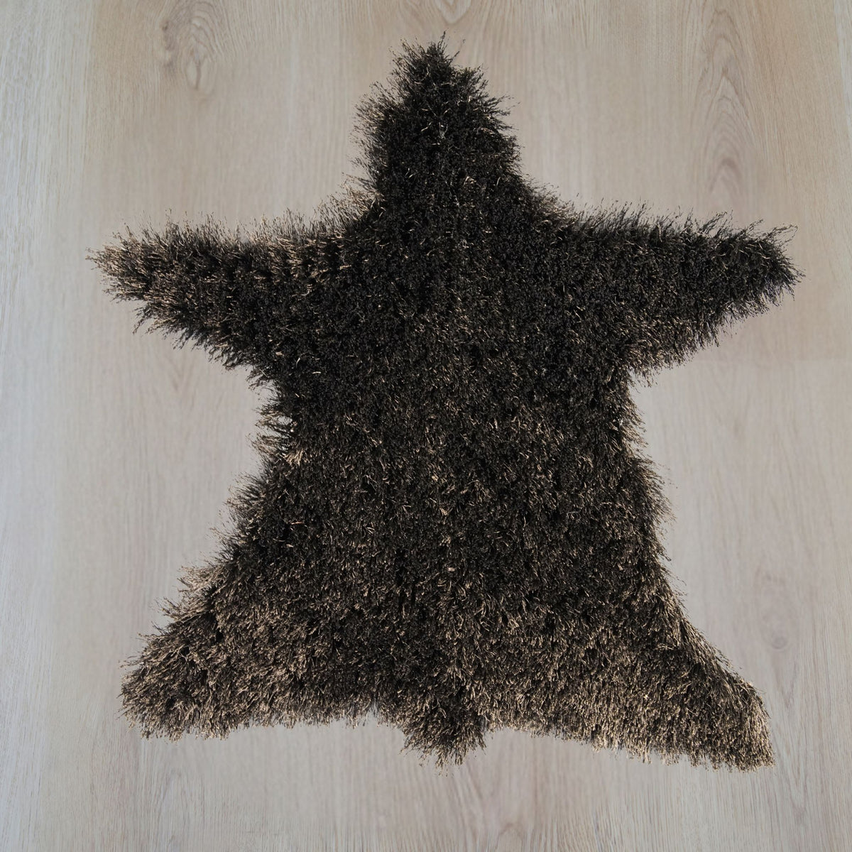 Poly Teddy vloerkleed in beervorm, kleur charcoal, gemaakt van polyester – Studio Sisté