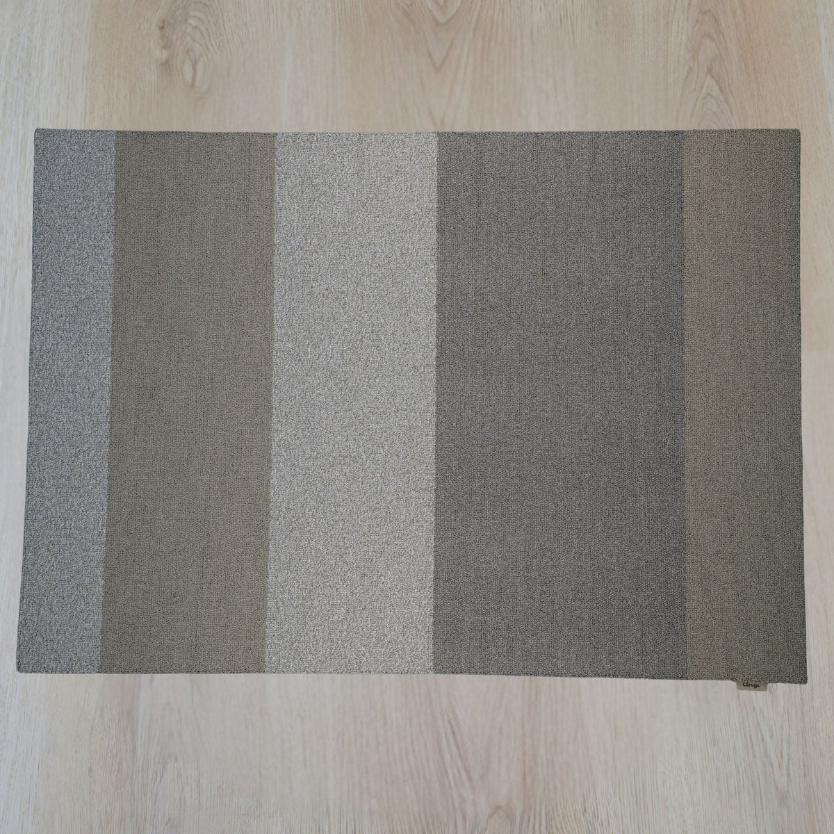 Limited 05 rechthoekig vloerkleed in zand, karton en betongrijs, gemaakt van restgaren – Studio Sisté