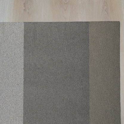 Limited 05 rechthoekig vloerkleed in zand, karton en betongrijs, gemaakt van restgaren – Studio Sisté – sfeerfoto