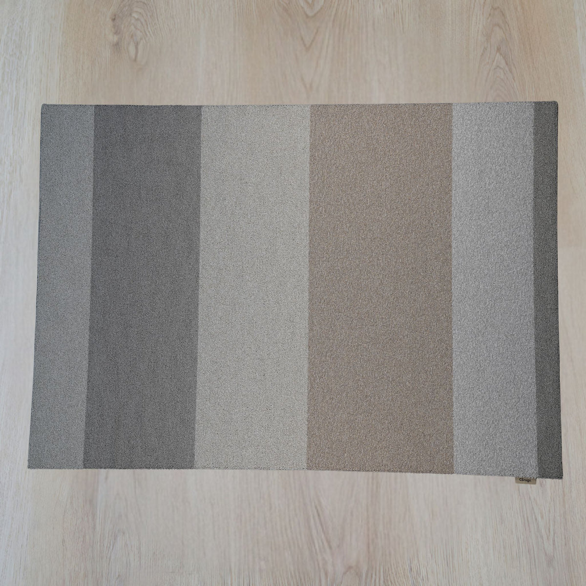 Limited 07 rechthoekig vloerkleed in naturel grijs en beige, gemaakt van restgaren – Studio Sisté