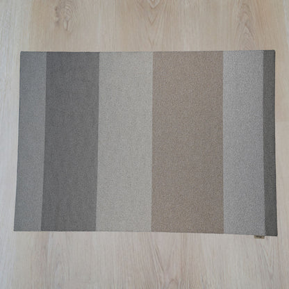 Limited 07 rechthoekig vloerkleed in naturel grijs en beige, gemaakt van restgaren – Studio Sisté