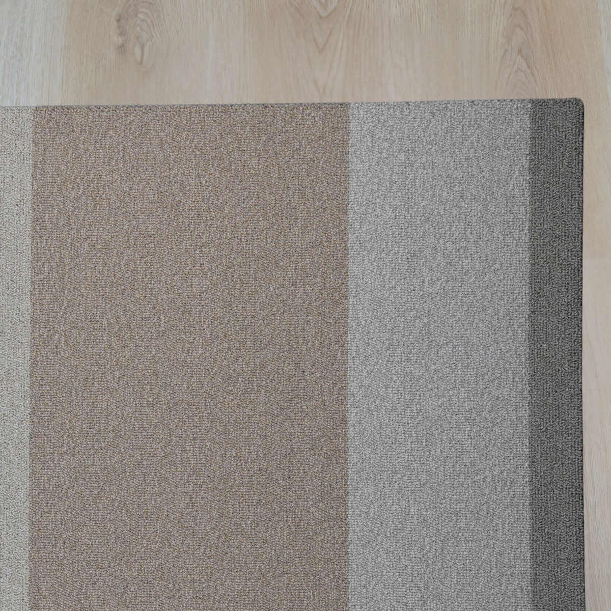 Limited 07 rechthoekig vloerkleed in naturel grijs en beige, gemaakt van restgaren – Studio Sisté – sfeerfoto