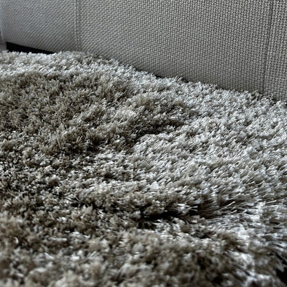 Close-up van de pool van een Poly vloerkleed in champignon, gemaakt van polyester – Studio Sisté