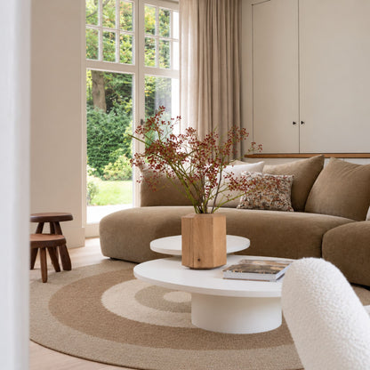 Mokka rond vloerkleed in crème, beige en mokka in een interieur, visualisatie – Studio Sisté