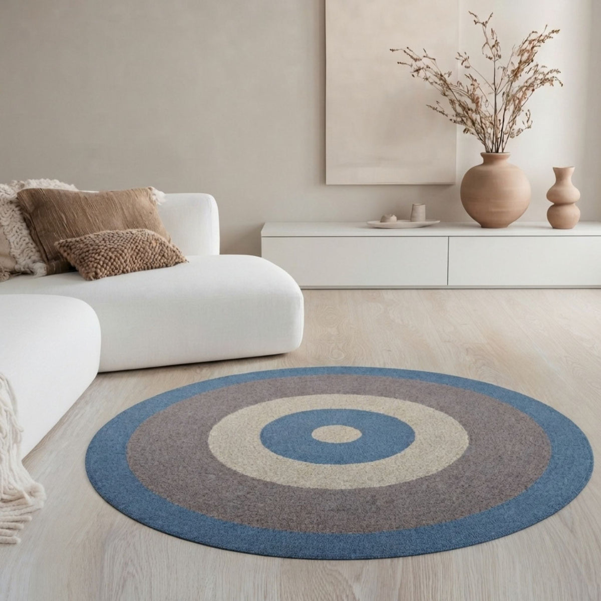 Limited 01 rond vloerkleed in grijstinten met aqua blauw accent in een interieur, visualisatie – Studio Sisté
