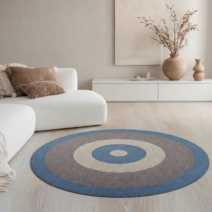 Limited 01 rond vloerkleed in grijstinten met aqua blauw accent in een interieur, visualisatie – Studio Sisté