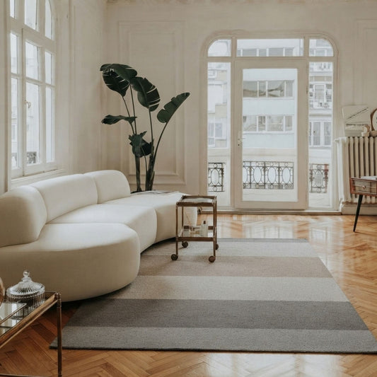Limited 07 rechthoekig vloerkleed in naturel grijs en beige in een interieur, visualisatie – Studio Sisté