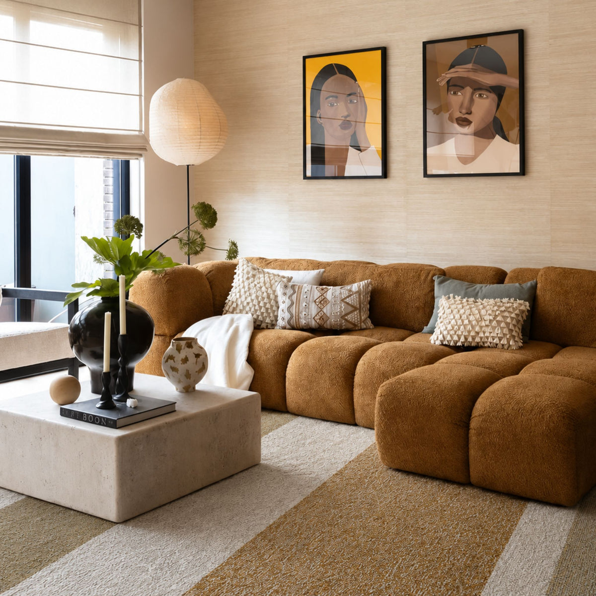 Limited 08 rechthoekig vloerkleed in mosterdgeel met accentkleuren in een interieur, visualisatie – Studio Sisté