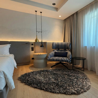 Poly Pebble vloerkleed in organische vorm, kleur charcoal, in een interieur, visualisatie – Studio Sisté