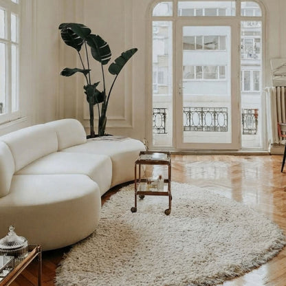 Poly Pebble vloerkleed in organische vorm, kleur cream, in een interieur, visualisatie – Studio Sisté