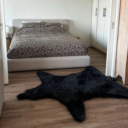 Poly Teddy vloerkleed in beervorm, kleur charcoal, in een interieur, visualisatie 2 – Studio Sisté