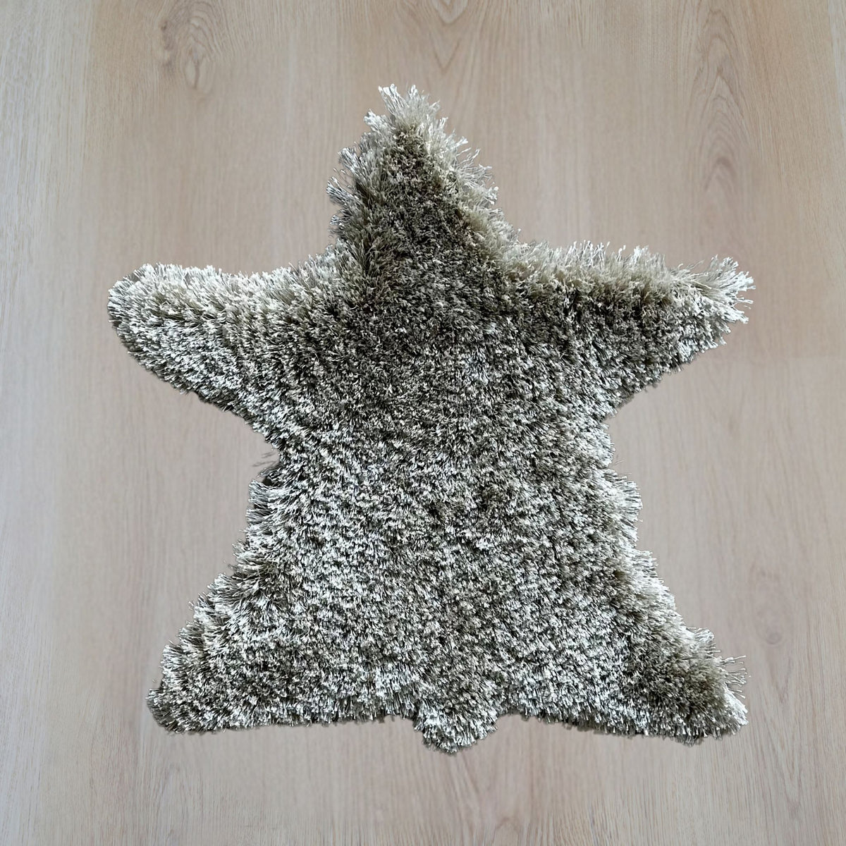 Poly Teddy vloerkleed in beervorm, kleur champignon, in een interieur, visualisatie 2 – Studio Sisté