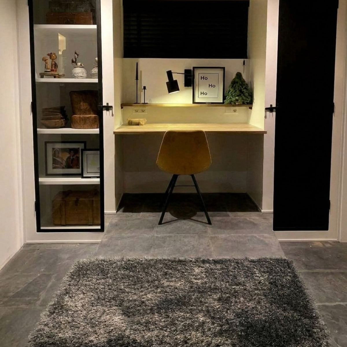 Poly Rectangle vloerkleed rechthoekig in charcoal in een interieur, visualisatie – Studio Sisté