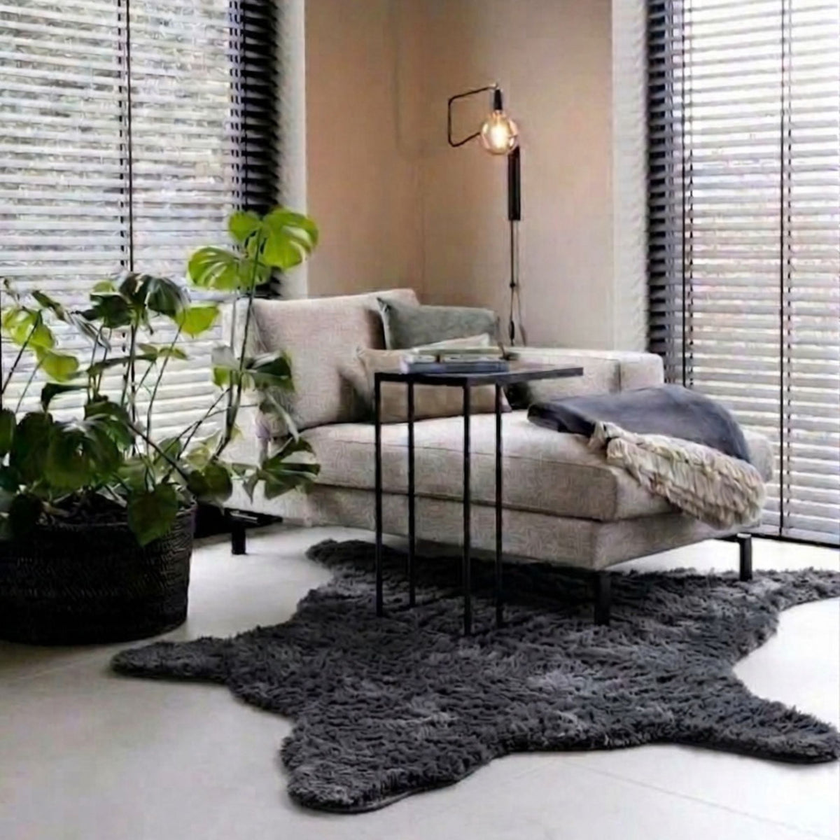 Poly Teddy vloerkleed in beervorm, kleur charcoal, in een interieur, visualisatie – Studio Sisté